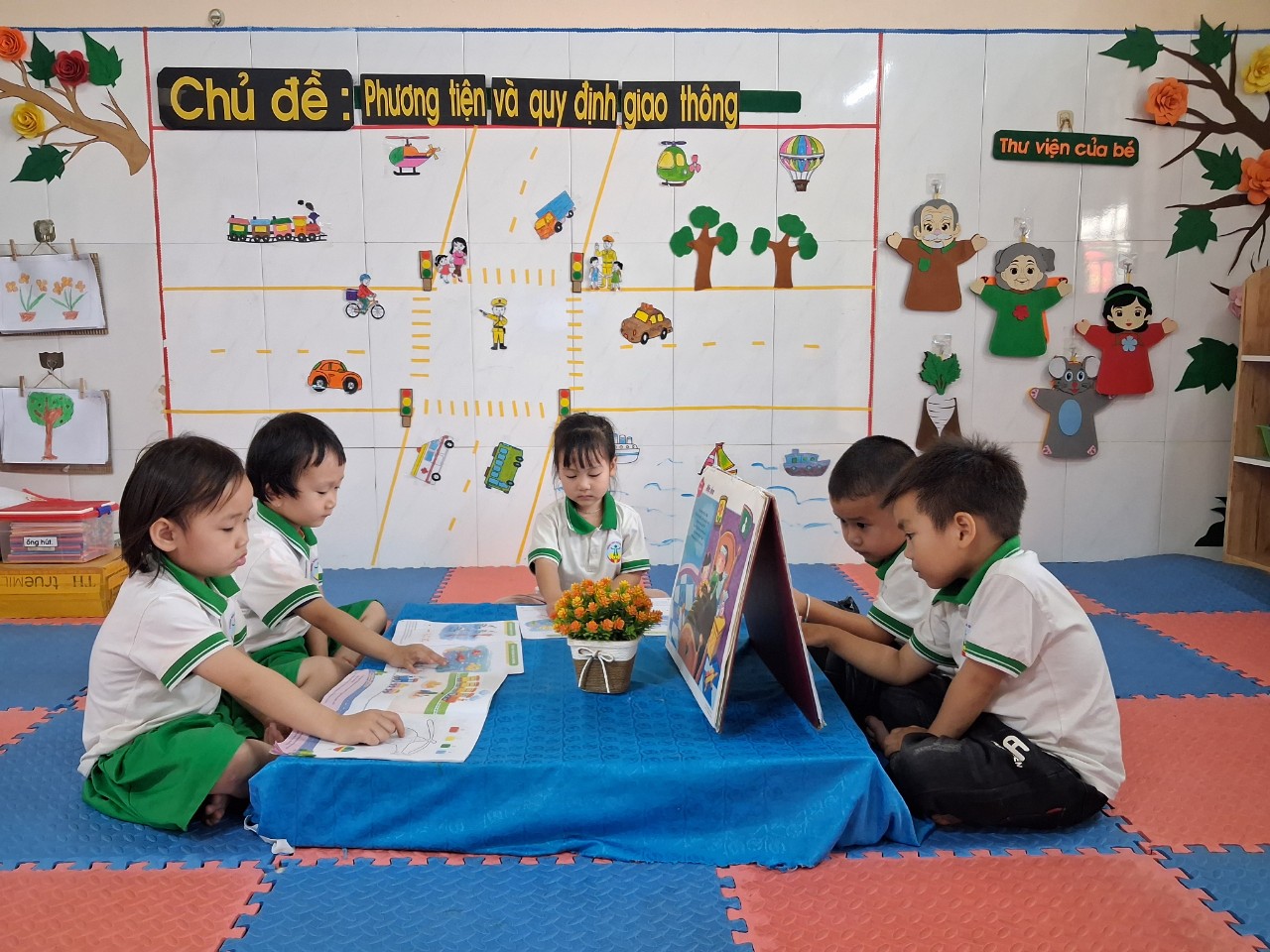 TRẺ XEM TRANH ẢNH, SÁCH VỀ PTGT